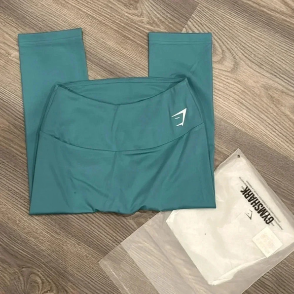 🍀 GYMSHARK NWT TRAINING CAPRIS SOZE MEDIUM - Picture 4 of 5